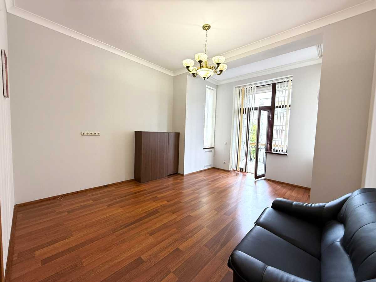 Продажа 3-комнатной квартиры 89.1 м², Банковая ул., 3