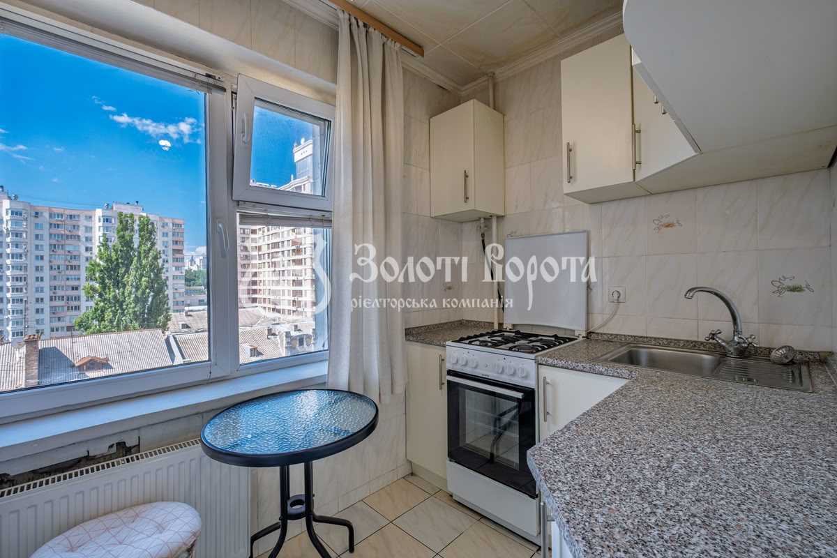 Продажа 1-комнатной квартиры 27 м², Жилянская ул., 76