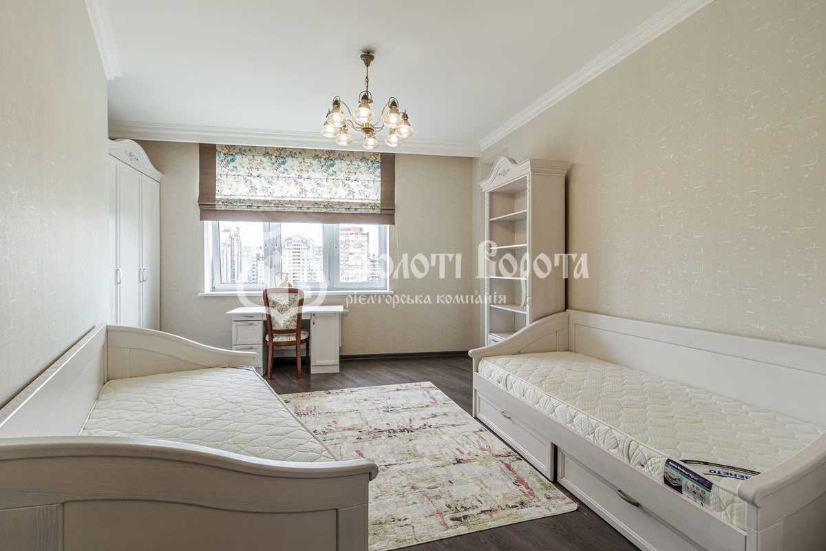 Продажа 3-комнатной квартиры 130 м², Евгения Коновальца ул., 44А