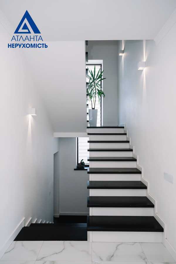 Продаж будинку 291 м²