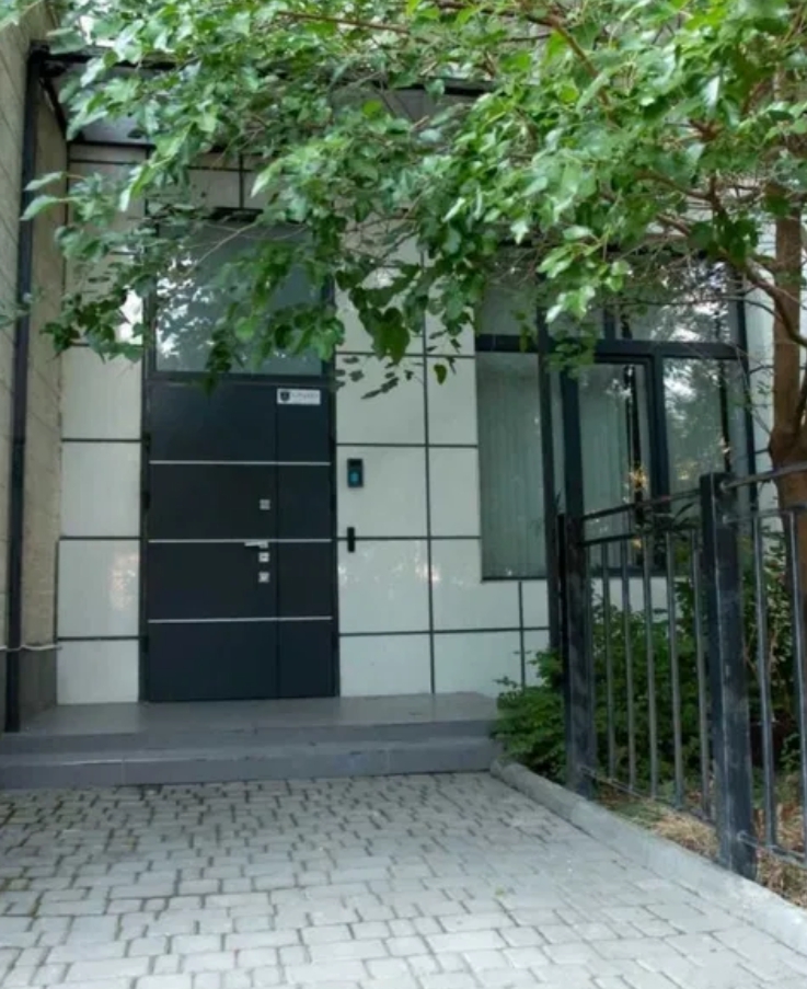 Оренда приміщення вільного призначення 585 м², Літературна вул.
