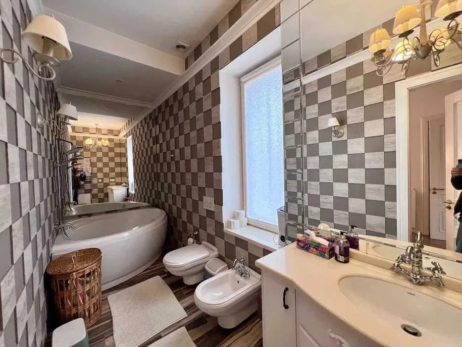 Оренда будинку 400 м², Локомотивна вул.