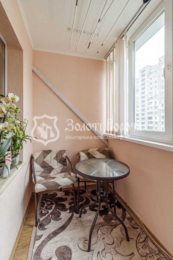 Продаж 2-кімнатної квартири 60 м², Ревуцького вул., 44Б