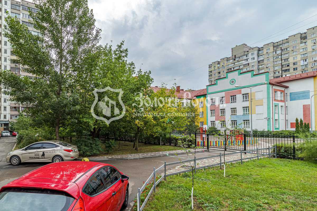 Продаж 2-кімнатної квартири 60 м², Ревуцького вул., 44Б