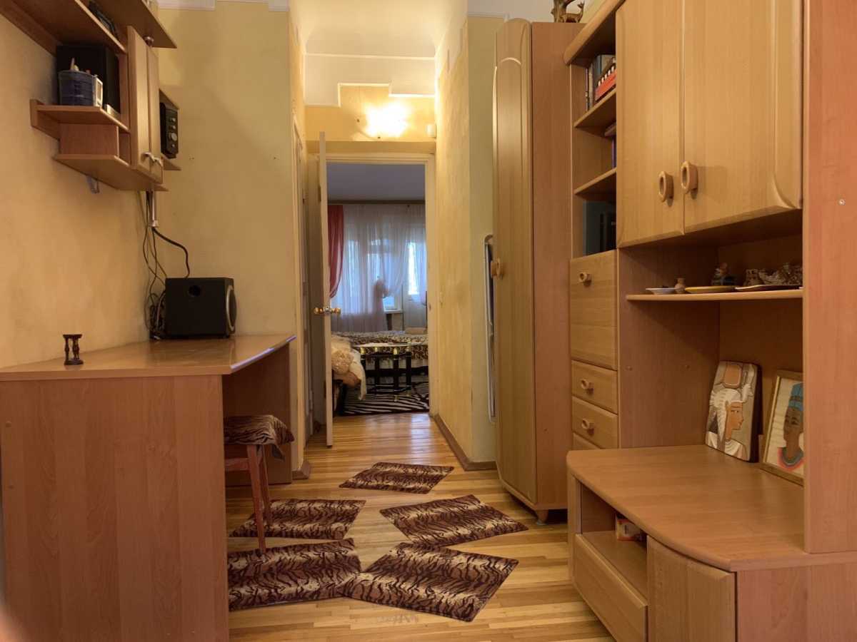 Продаж 2-кімнатної квартири 41.9 м², Верховинна вул., 8