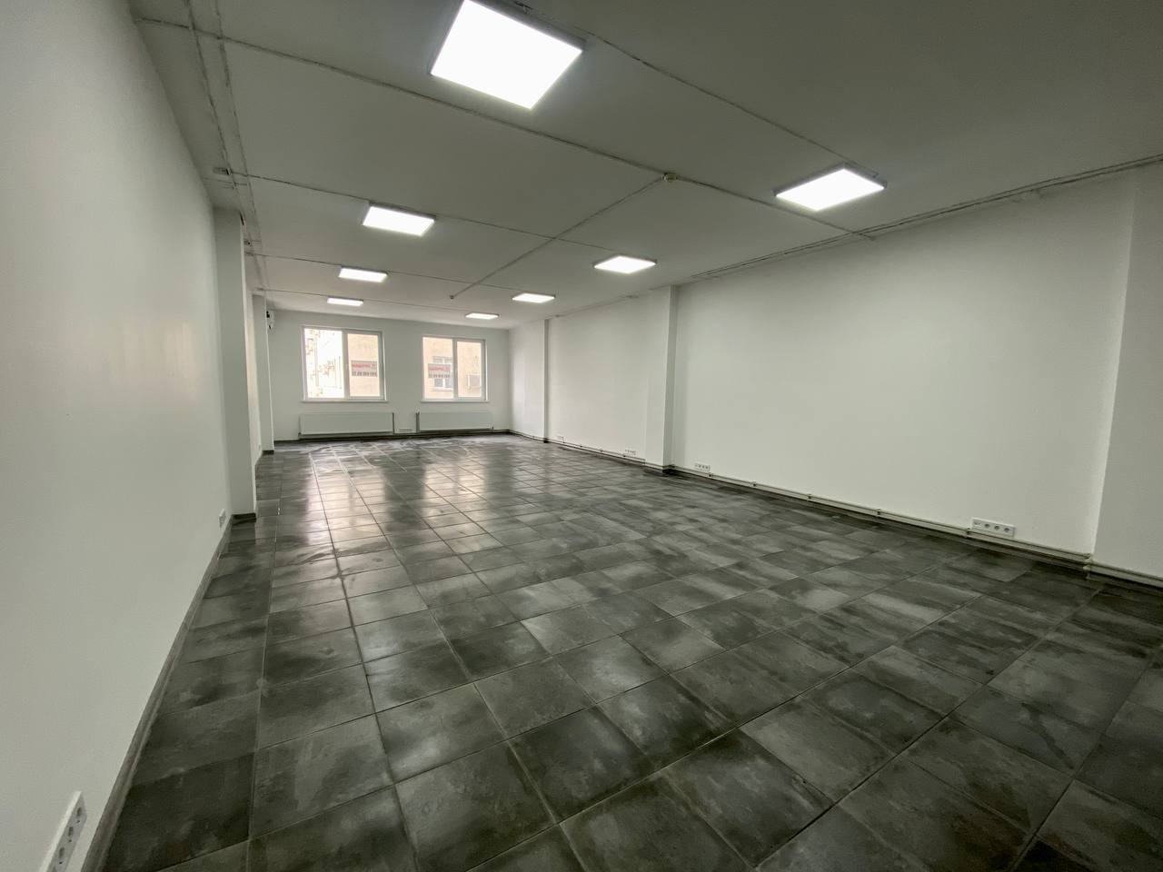 Продаж офісу 81 м², Зарічанська вул.