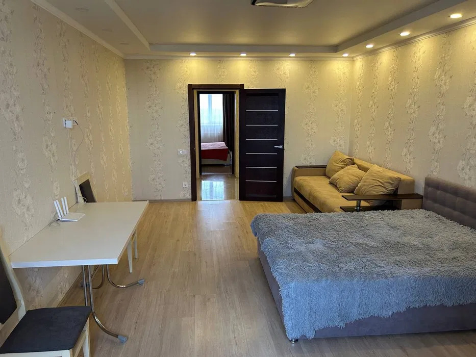 Аренда 3-комнатной квартиры 100 м², Евгения Харченко ул.