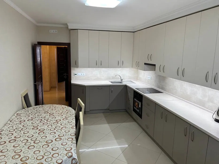 Аренда 3-комнатной квартиры 100 м², Евгения Харченко ул.