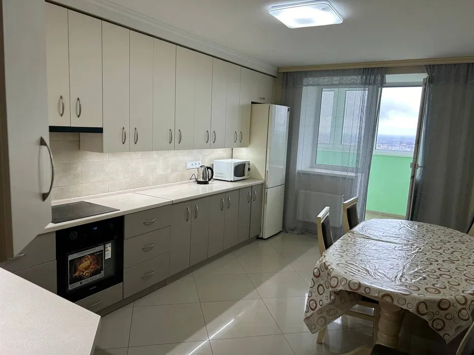 Аренда 3-комнатной квартиры 100 м², Евгения Харченко ул.