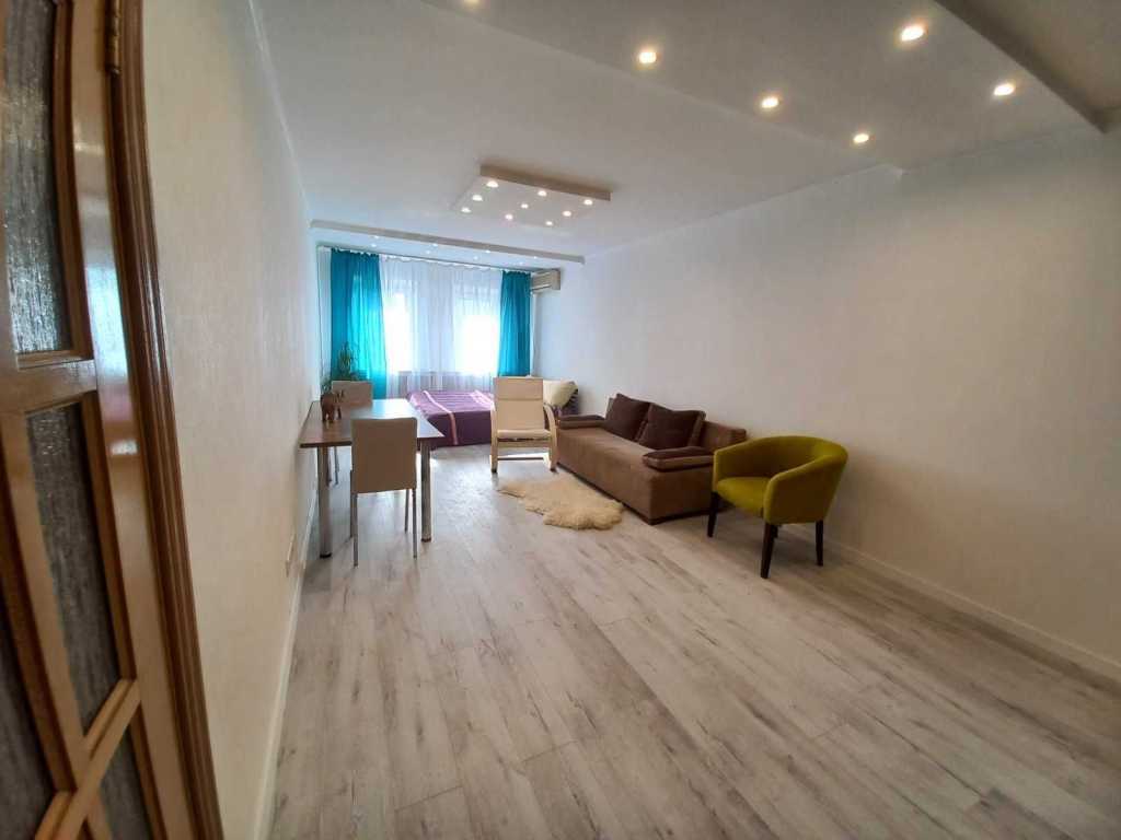 Продаж 1-кімнатної квартири 49 м², Срібнокільська вул., 20