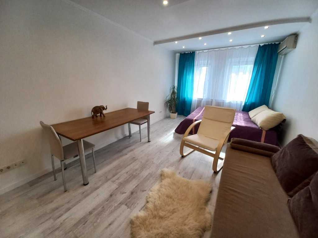 Продаж 1-кімнатної квартири 49 м², Срібнокільська вул., 20