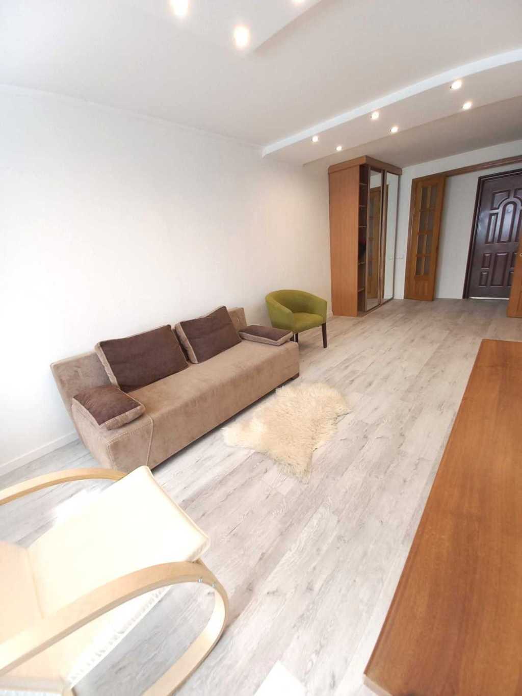 Продаж 1-кімнатної квартири 49 м², Срібнокільська вул., 20