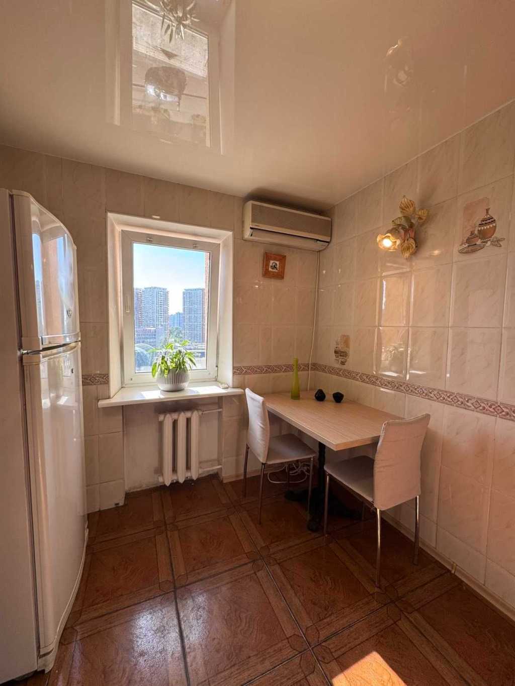 Продаж 1-кімнатної квартири 49 м², Срібнокільська вул., 20