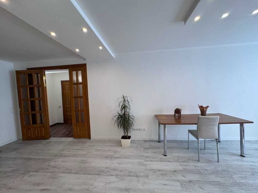 Продаж 1-кімнатної квартири 49 м², Срібнокільська вул., 20
