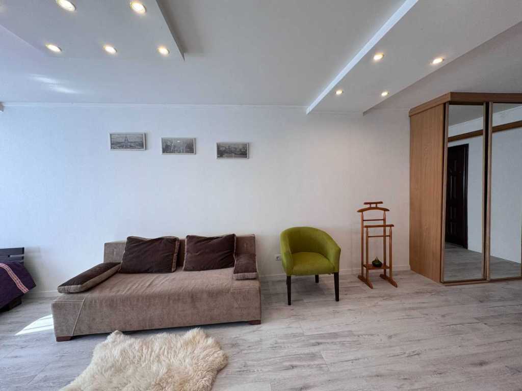Продаж 1-кімнатної квартири 49 м², Срібнокільська вул., 20