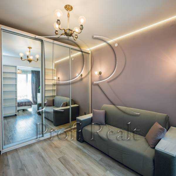 Продаж 3-кімнатної квартири 86 м², Салютна вул.