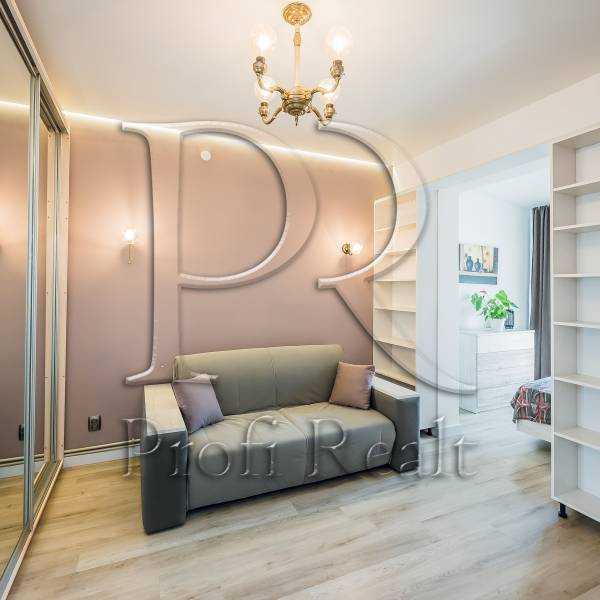 Продаж 3-кімнатної квартири 86 м², Салютна вул.