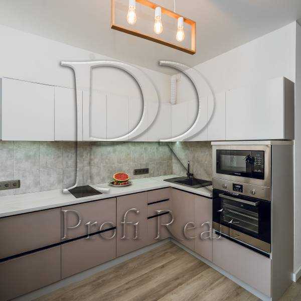 Продаж 3-кімнатної квартири 86 м², Салютна вул.