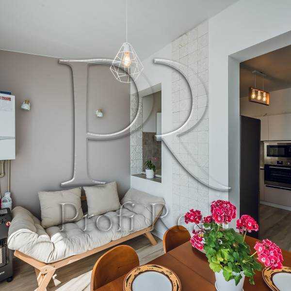 Продаж 3-кімнатної квартири 86 м², Салютна вул.
