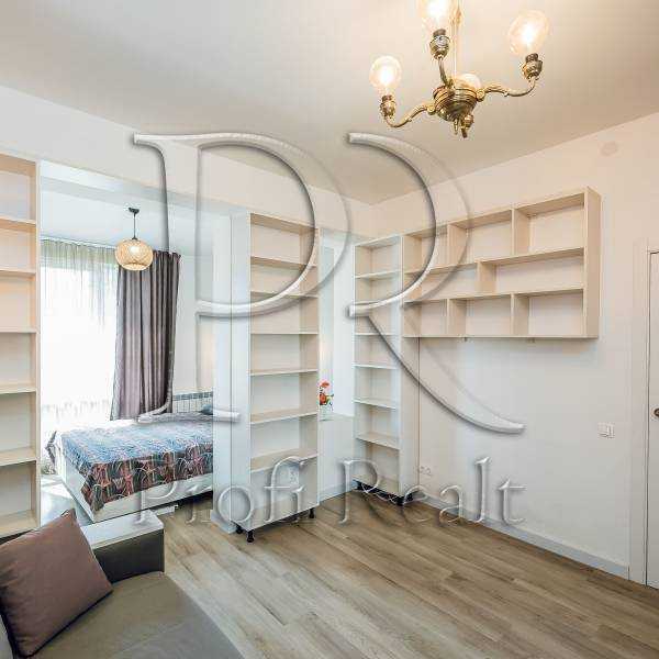 Продаж 3-кімнатної квартири 86 м², Салютна вул.