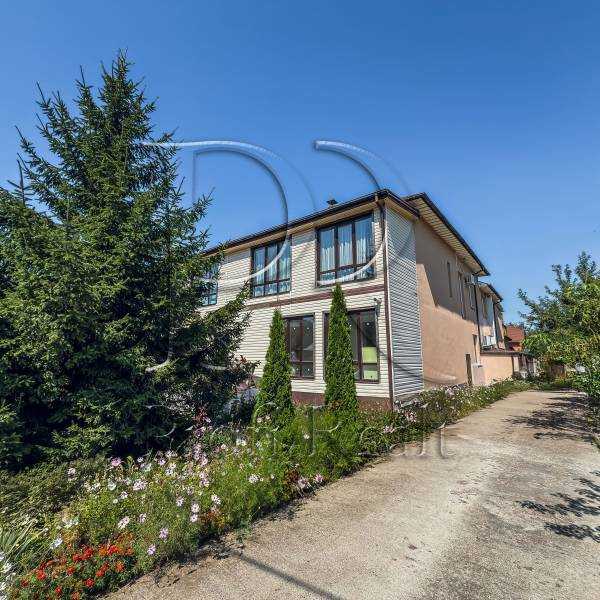 Продаж 3-кімнатної квартири 86 м², Салютна вул.