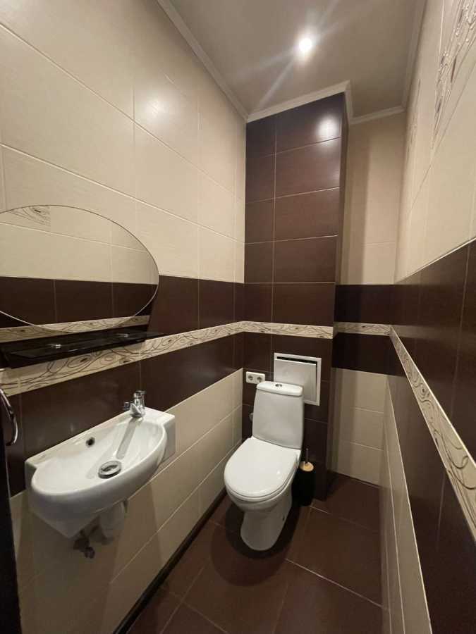 Продаж 3-кімнатної квартири 110 м², Срібнокільська вул., 1