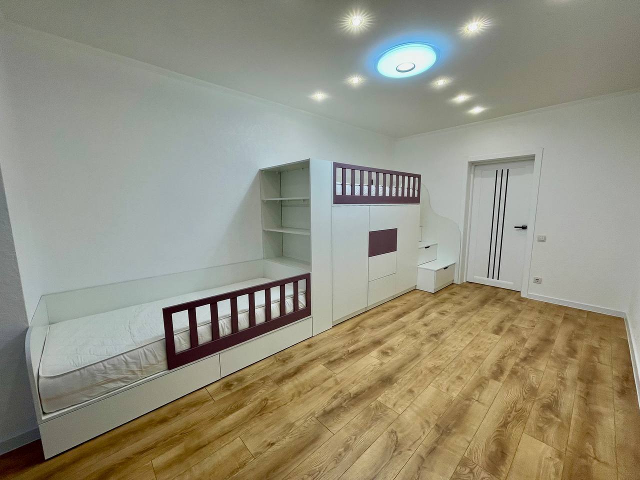 Продаж 2-кімнатної квартири 72.6 м², Степана Бандери вул.