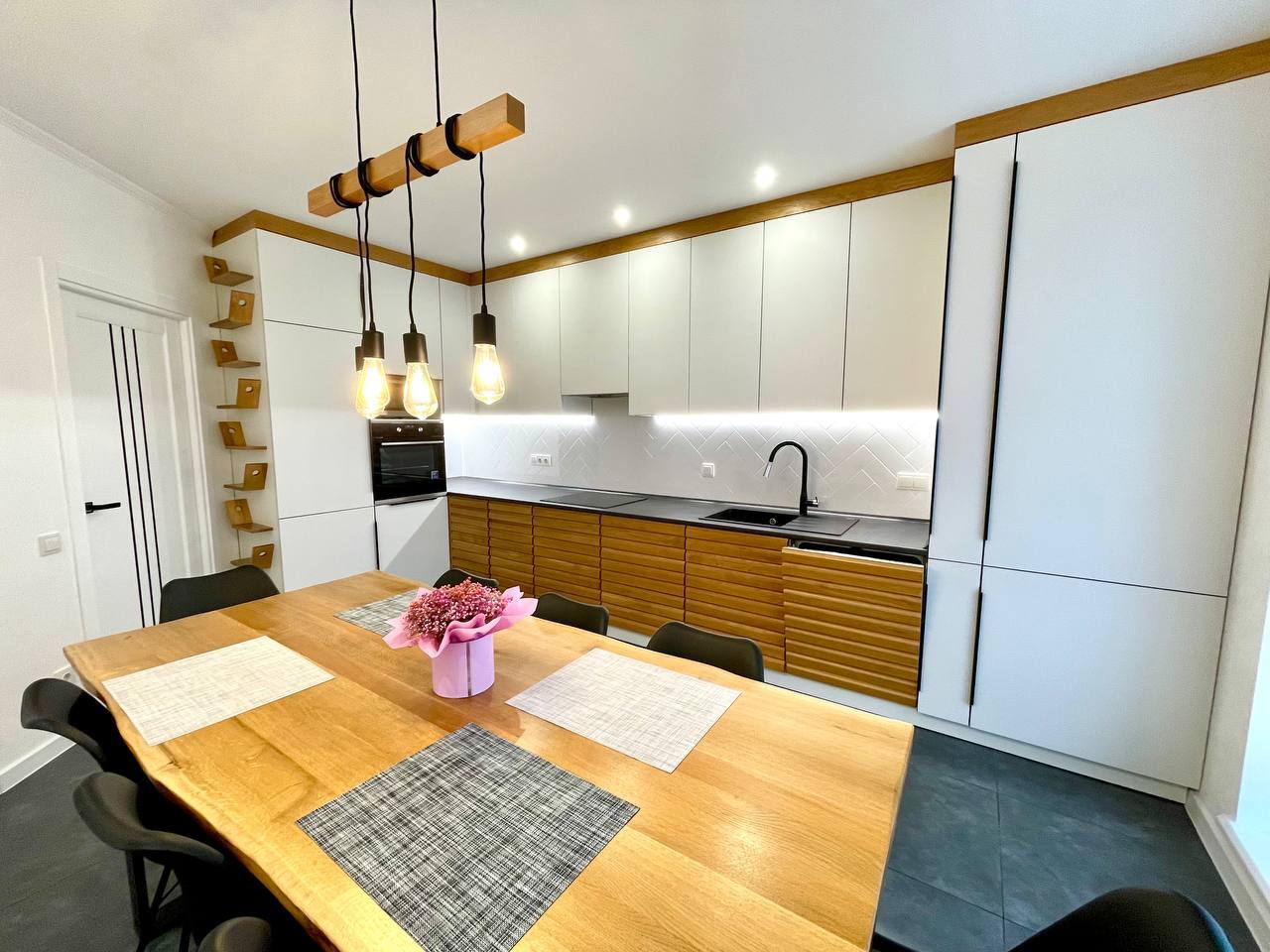 Продаж 2-кімнатної квартири 72.6 м², Степана Бандери вул.
