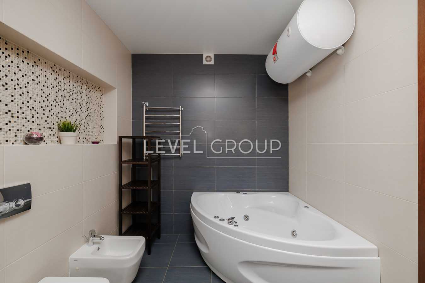 Продажа 3-комнатной квартиры 140 м², Анны Ахматовой ул., 22