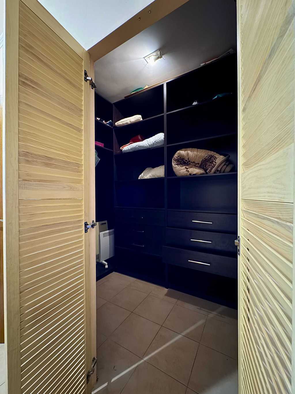 Продаж 1-кімнатної квартири 53 м², Олевська вул., 5