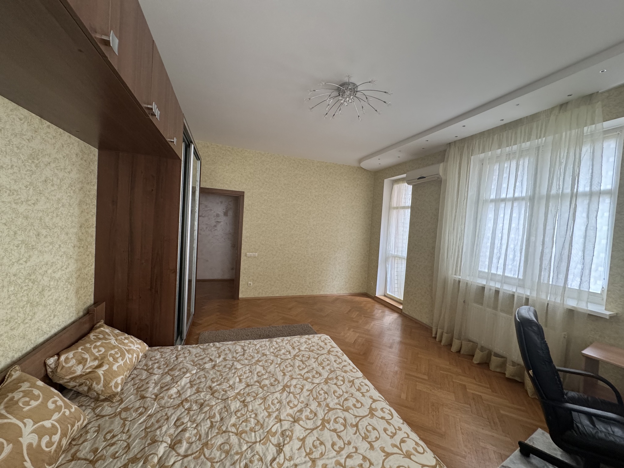 Аренда 3-комнатной квартиры 137 м², Евгения Коновальца ул., 32Б