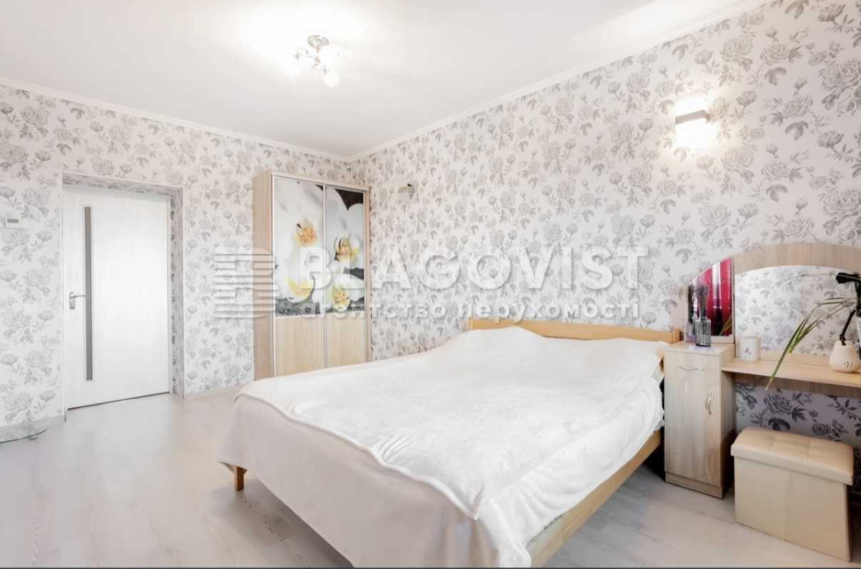 Продаж 4-кімнатної квартири 105 м², Петрівська вул., 9