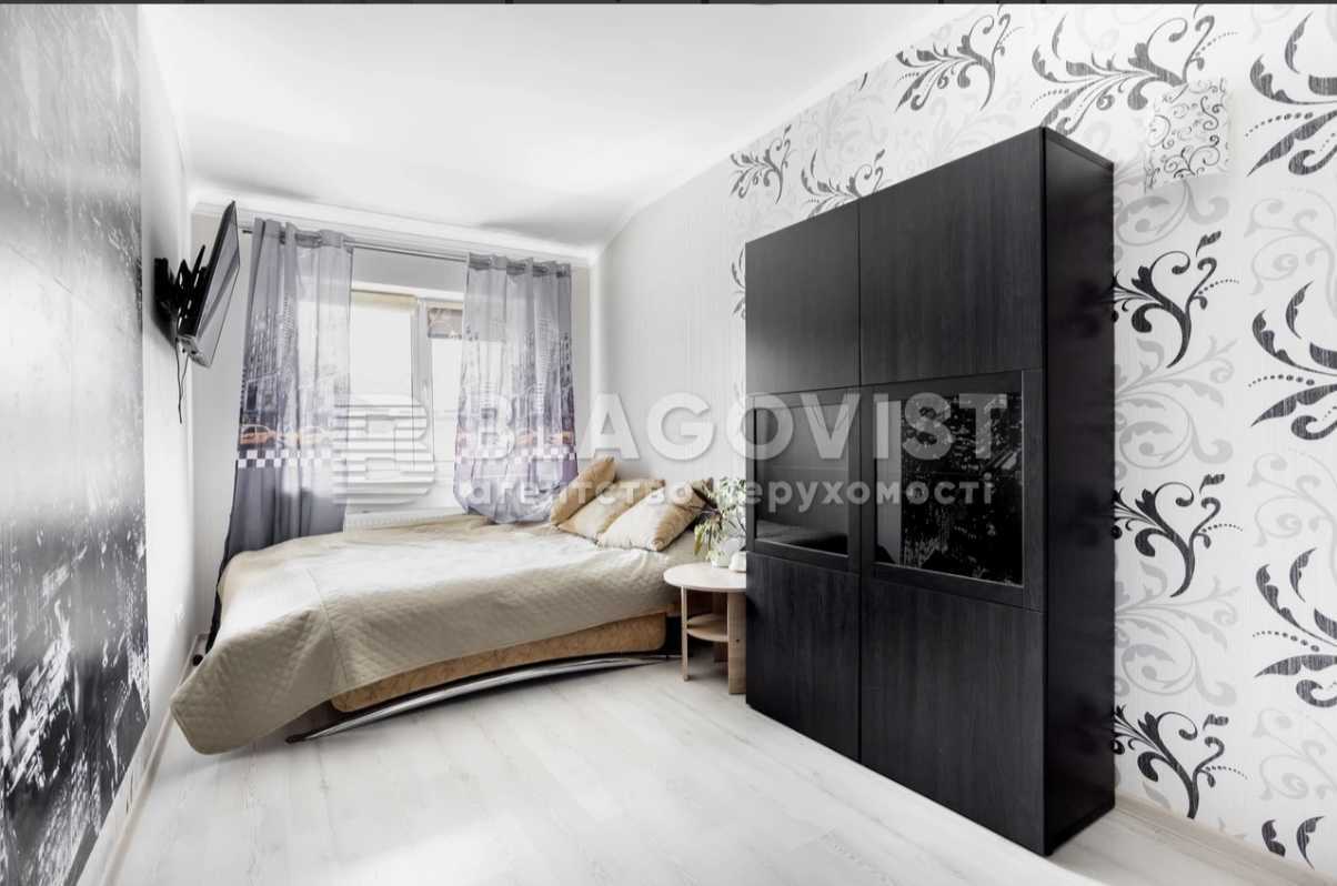 Продаж 4-кімнатної квартири 105 м², Петрівська вул., 9
