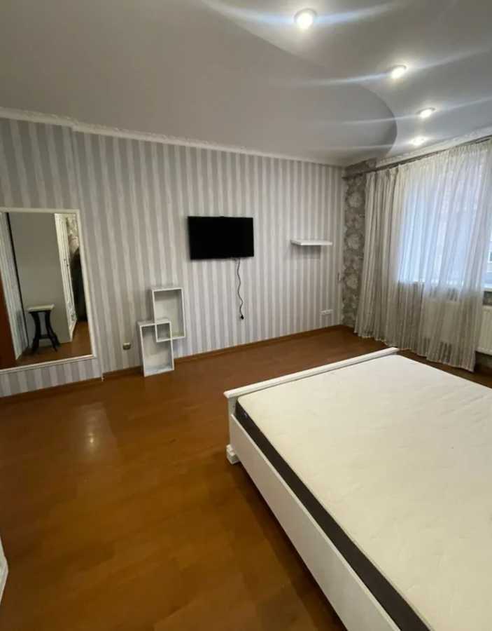Продажа 3-комнатной квартиры 120 м², Голосеевская пл., 13а