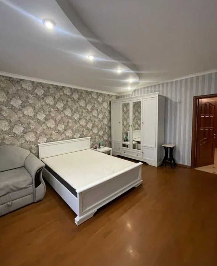 Продажа 3-комнатной квартиры 120 м², Голосеевская пл., 13а