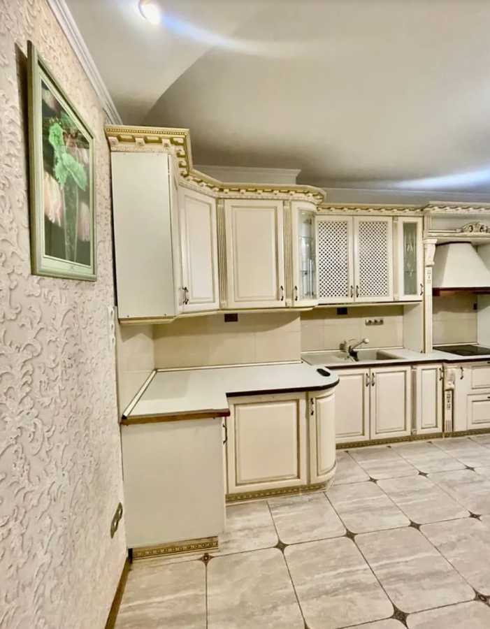 Продажа 3-комнатной квартиры 120 м², Голосеевская пл., 13а