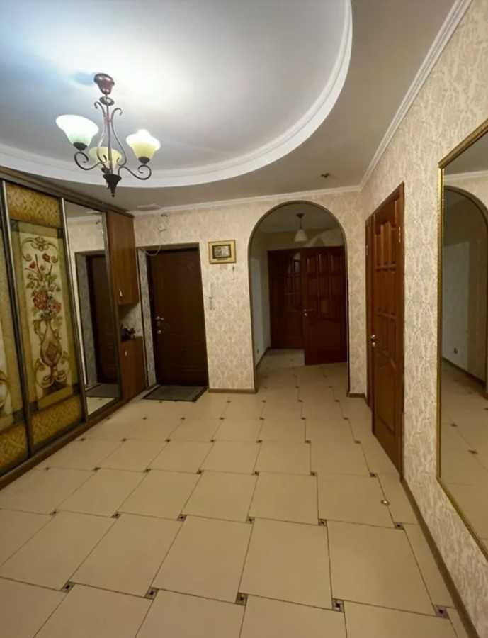 Продажа 3-комнатной квартиры 120 м², Голосеевская пл., 13а