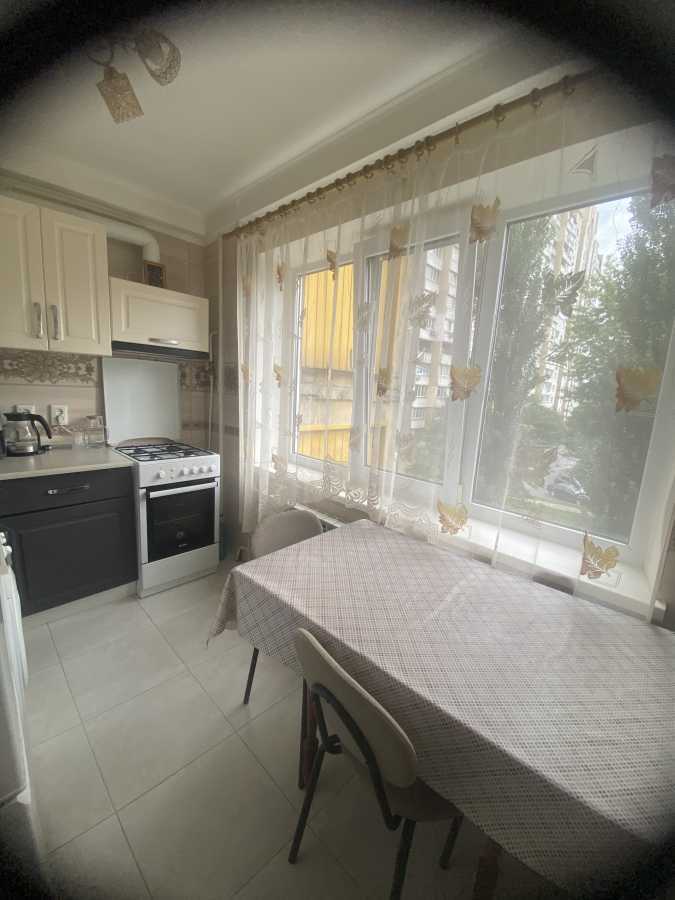 Оренда 2-кімнатної квартири 48 м², Миколи Матеюка вул., 5
