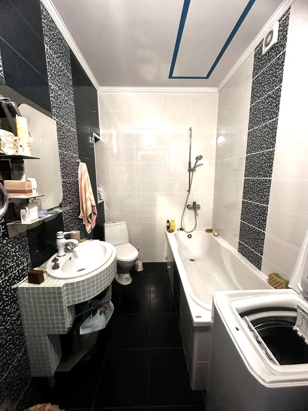 Продаж 1-кімнатної квартири 42 м², Привокзальна вул., 8