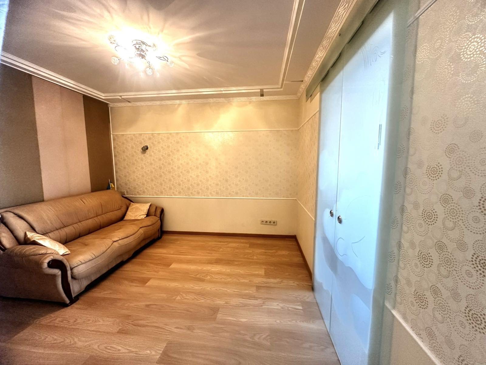 Продаж 1-кімнатної квартири 42 м², Привокзальна вул., 8