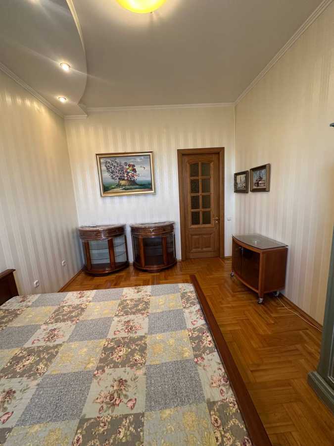 Аренда 3-комнатной квартиры 128 м², Евгения Коновальца пер., 13