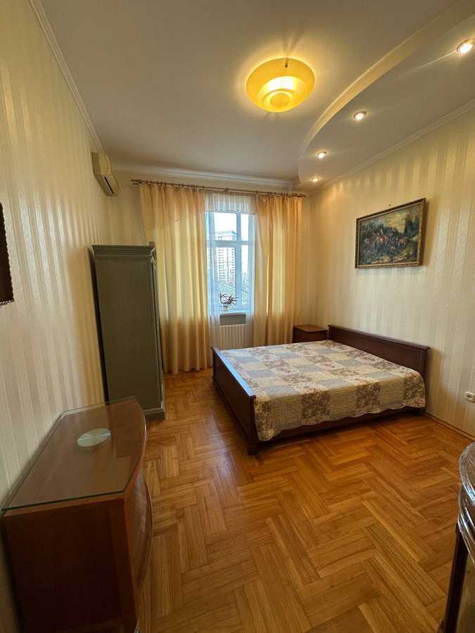 Аренда 3-комнатной квартиры 128 м², Евгения Коновальца пер., 13