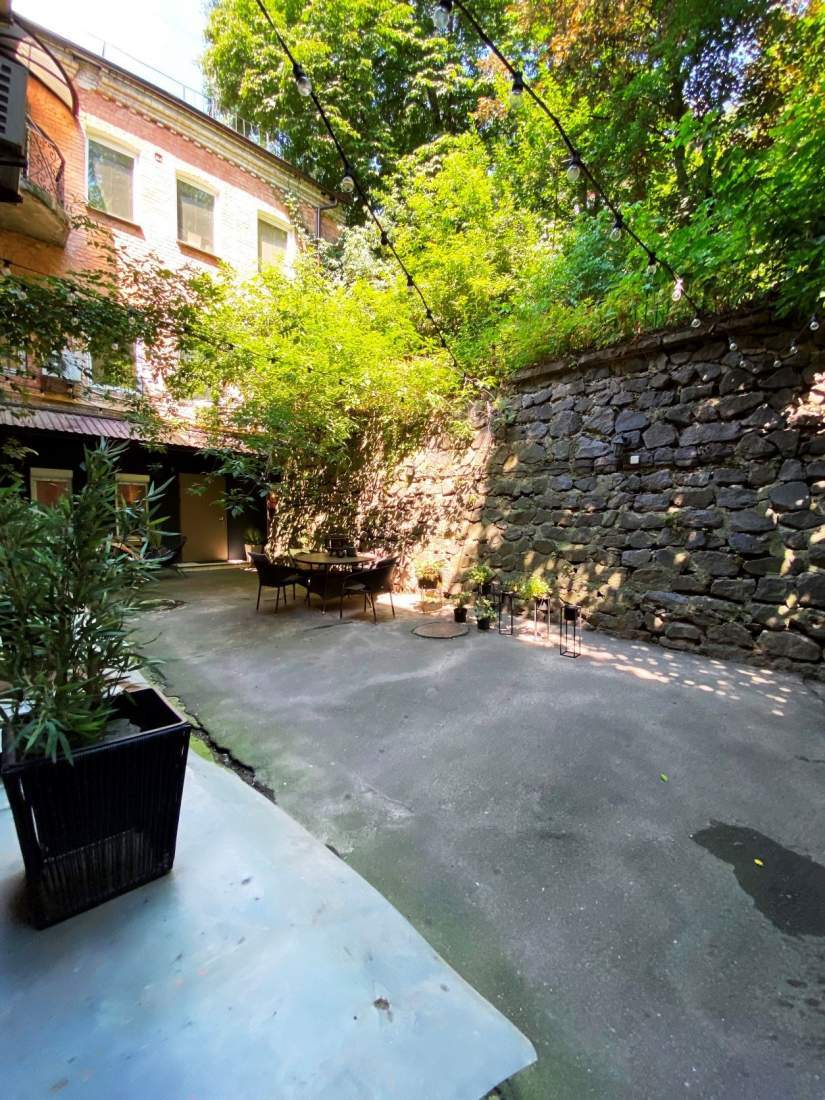 Продажа жилого многоквартирного дома 630 м², Бассейная ул., 21А