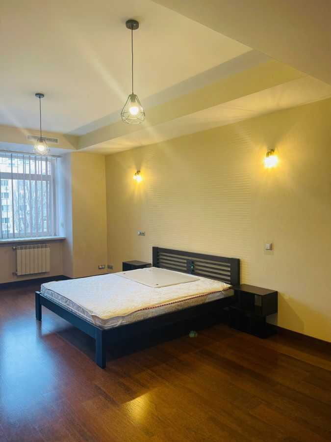 Аренда 3-комнатной квартиры 196 м², Панаса Мирного ул., 12