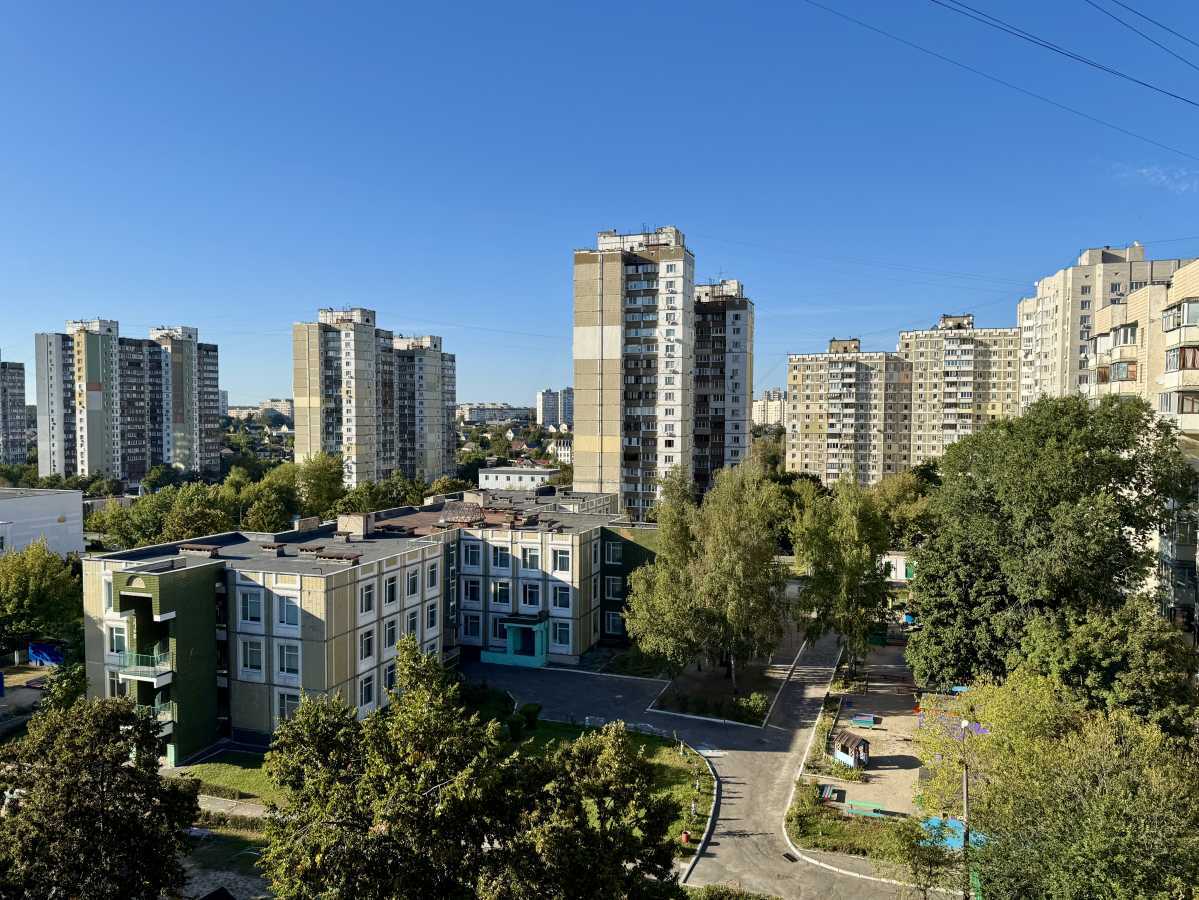 Продаж 3-кімнатної квартири 69 м², Прилужна вул., 10