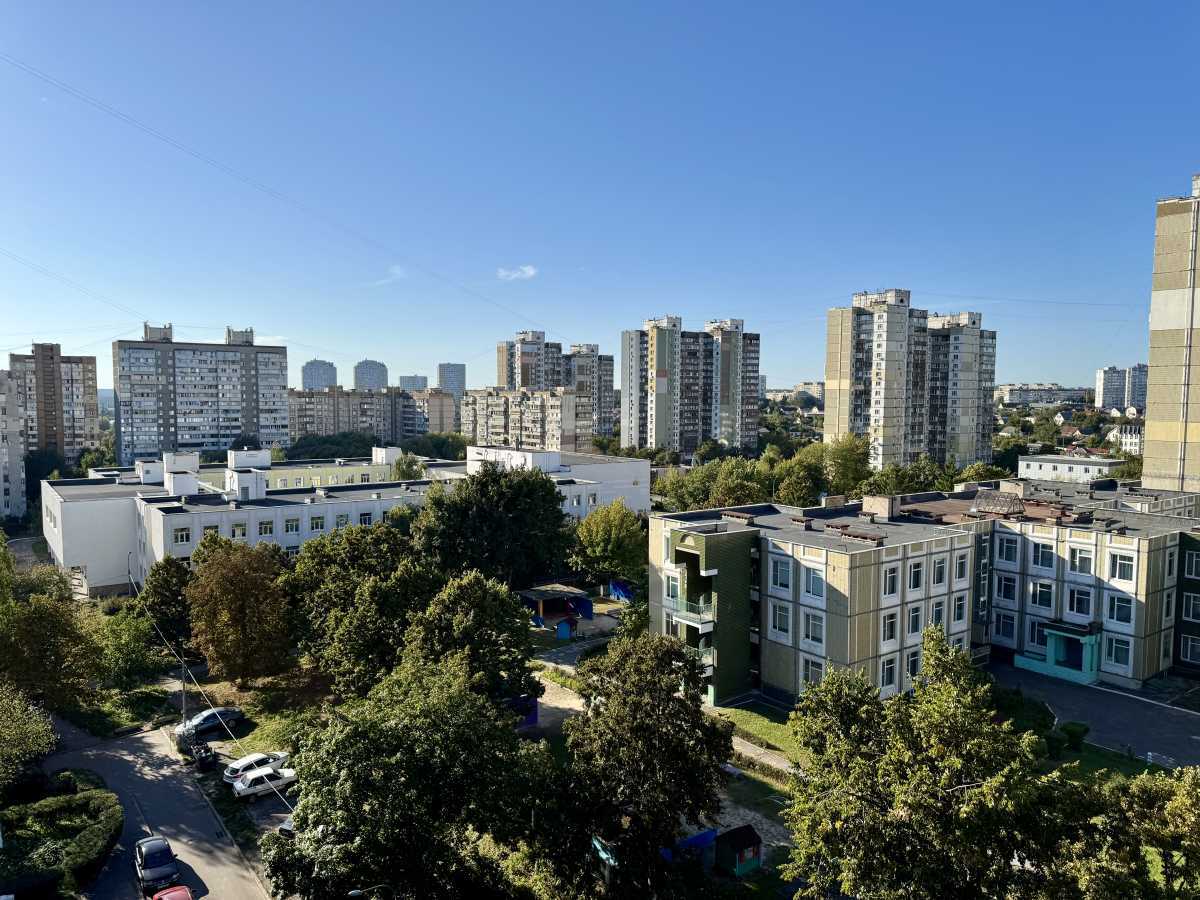 Продаж 3-кімнатної квартири 69 м², Прилужна вул., 10