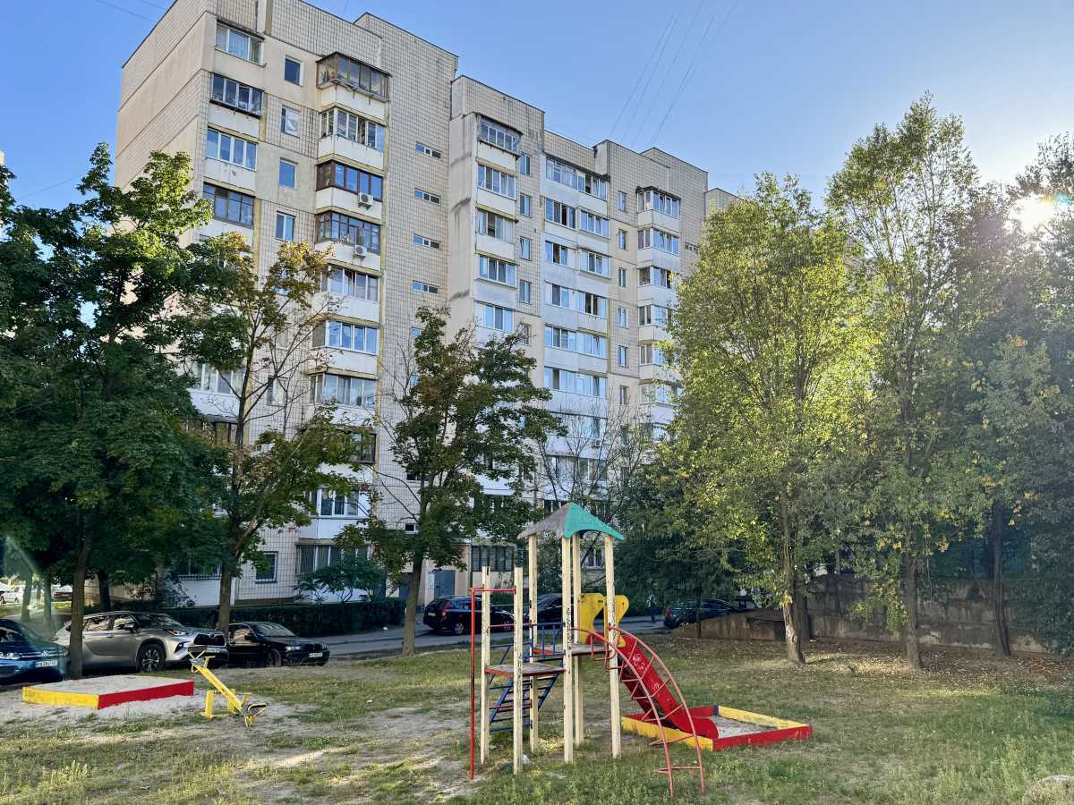 Продаж 3-кімнатної квартири 69 м², Прилужна вул., 10