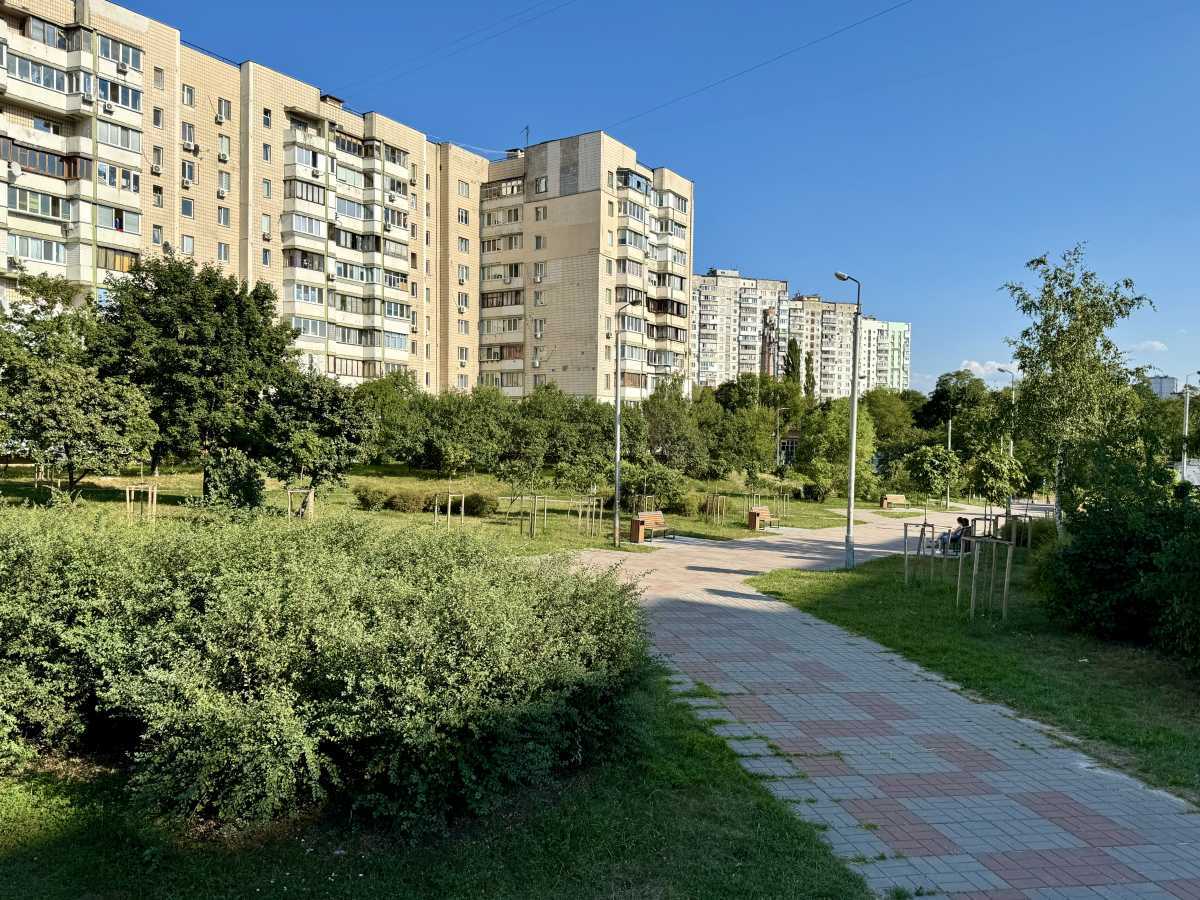 Продаж 3-кімнатної квартири 69 м², Прилужна вул., 10