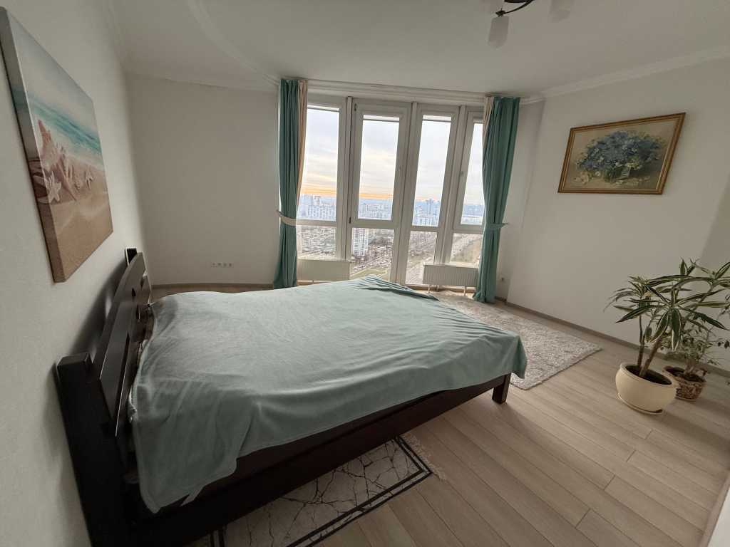 Продажа 2-комнатной квартиры 70 м², Соборности просп.