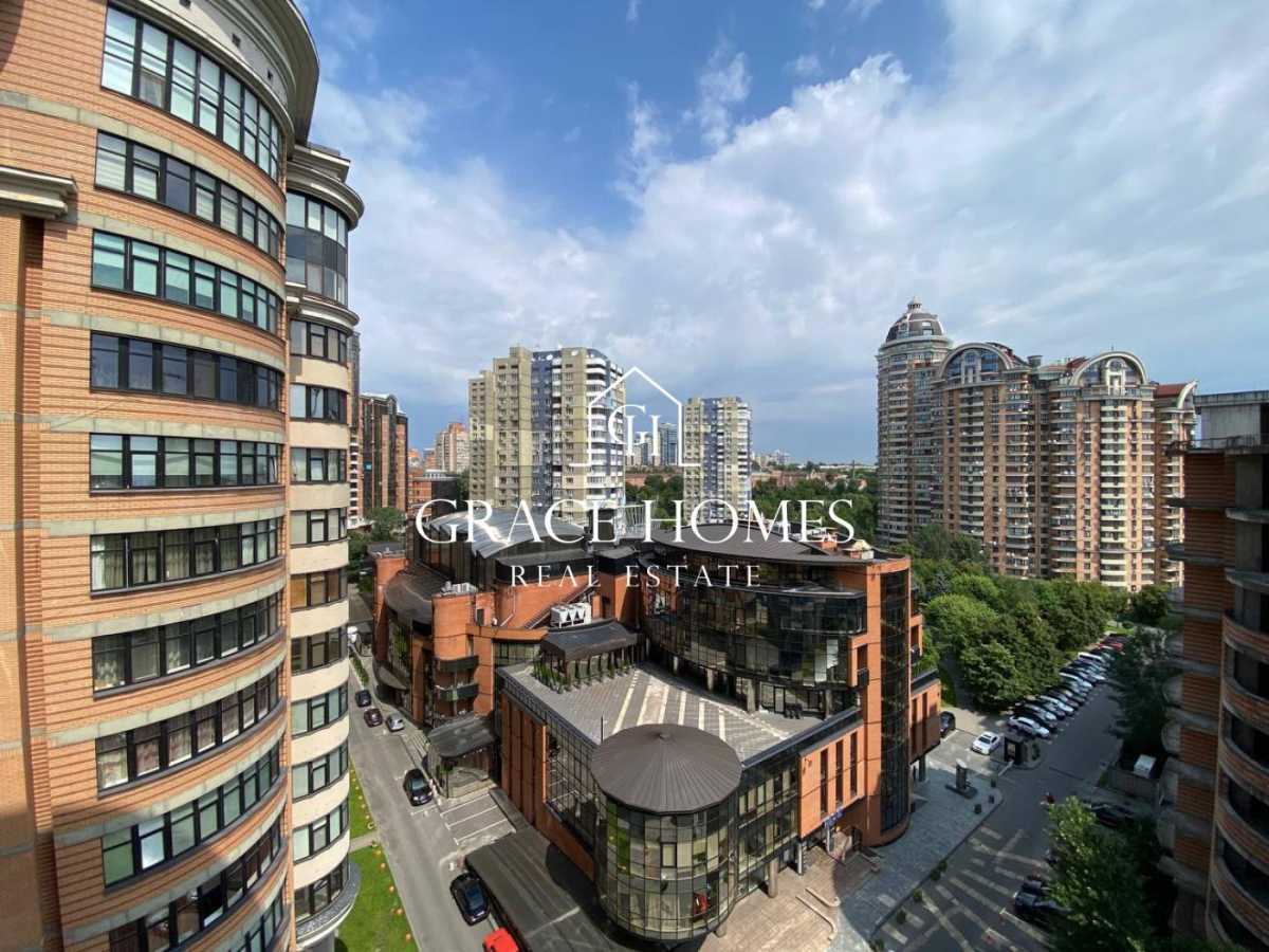 Продажа 4-комнатной квартиры 200 м², Старонаводницкая ул., 13А